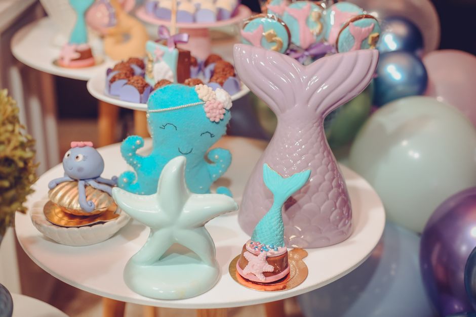 Tafel met zeemeermin thema decoraties en servies.