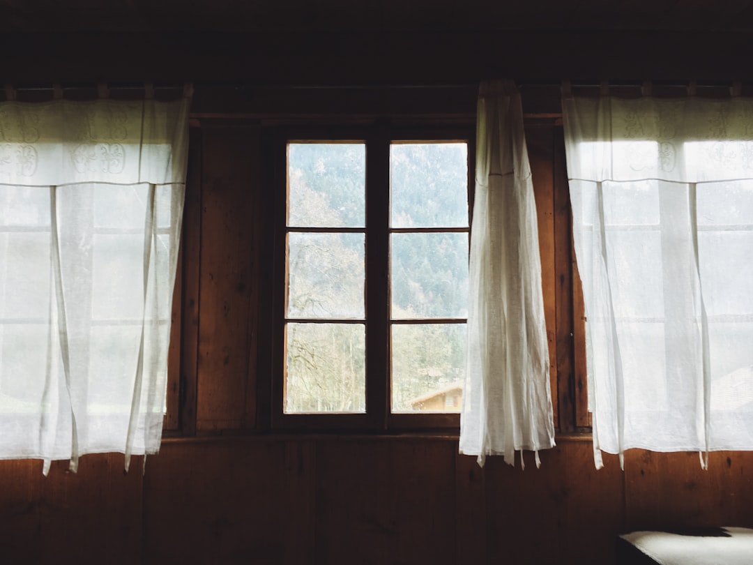 Herfstgordijnen verduisteren kamer voor energiebesparing. Herfstgordijnen verduisteren kamer voor energiebesparing.