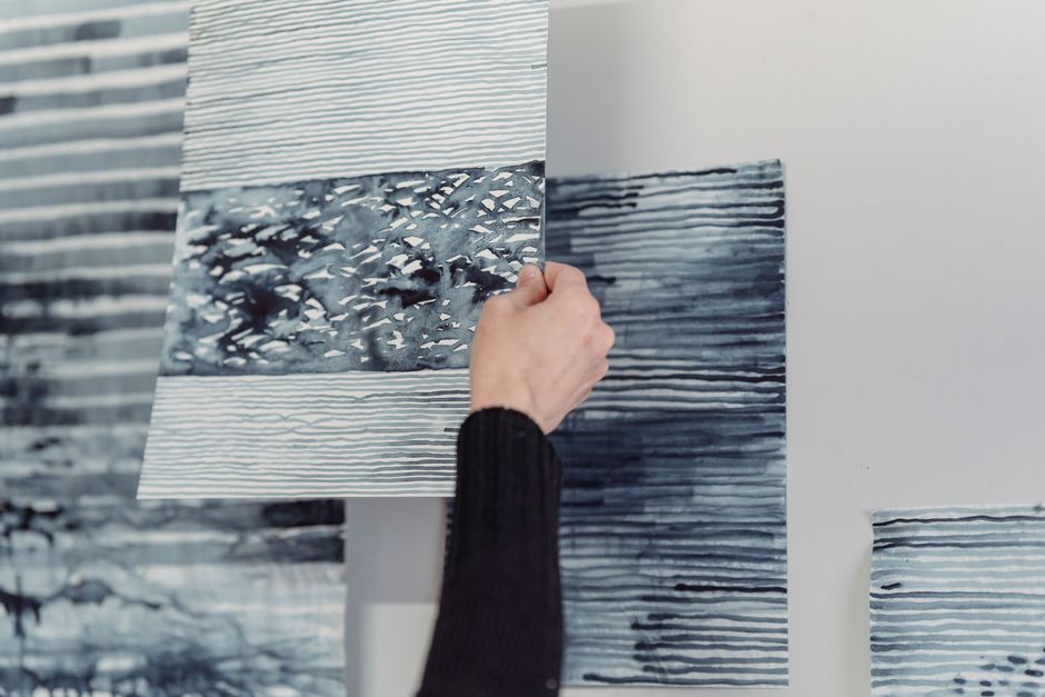 Grijze wand met bijpassend monochroom vloerkleed.
