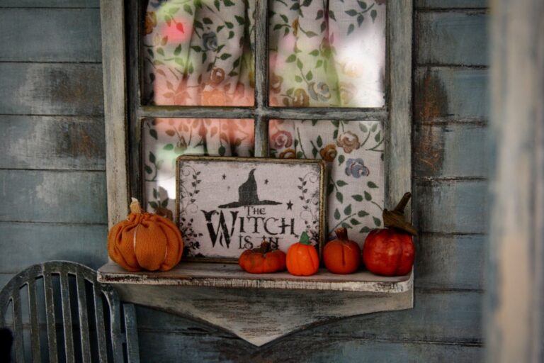 Seizoensgebonden raamkunst voor Halloween in een Scandinavisch landhuis