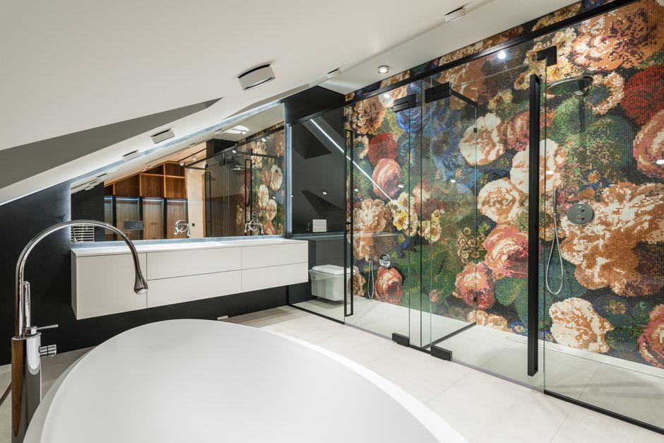 Vallende bladeren glasdecoratie in badkamerinterieur.