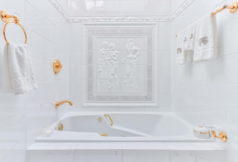 Wanddecoratie voor de badkamer: glasschilderijen met een thema van vallende bladeren