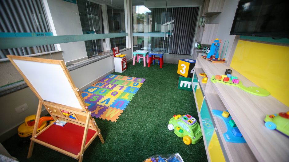 Kinderen spelen in moderne woonkamerspeelhoek.